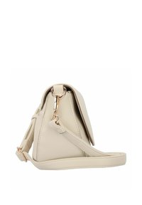 Beige lederen handtas met een grove textuur, voorzien van een enkele schouderband en gouden hardware-accenten. Slanke, driehoekige vorm.