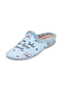 Zapatilla de casa de color azul claro, suave y esponjosa, con texto en español negro, y diseños de mariposa blanca y flores, además de una suela gris.