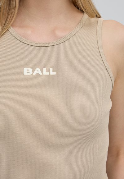 Beige, geripptes Tanktop mit rundem Ausschnitt und leichter Naht. Auf der Brust befindet sich das Wort "BALL" in fetten weißen Buchstaben.