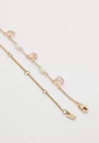 Colar de corrente em ouro com pérolas lisas alternadas e pedras cor-de-rosa facetadas, com fecho tipo lagosta e etiqueta da marca.