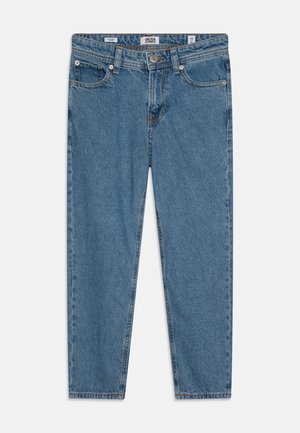 Niebieskie spodnie dżinsowe o prostych nogawkach z pięcioma kieszeniami, zapięciem na guziki i metką Jack & Jones na pasku.