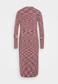 Robe à manches longues en tricot multicolore présentant des nuances de rouge, violet et crème ; silhouette ajustée avec une longueur mi-mollet.