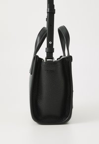 Sac à main en cuir noir avec une finition texturée, comportant deux poignées et un point d'attache pour une bandoulière. Forme rectangulaire compacte.