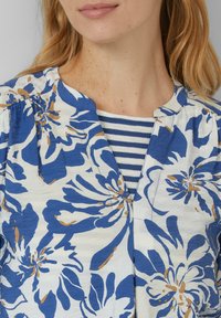 s.Oliver MIT RAFFUNG - Blouse - creme