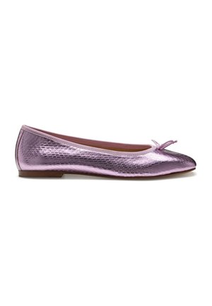 Ballerine metallizzate viola con una texture simile a quella di un serpente, punta arrotondata e un fiocco decorativo sulla tomaia. Suola sottile e rivestimento interno liscio.