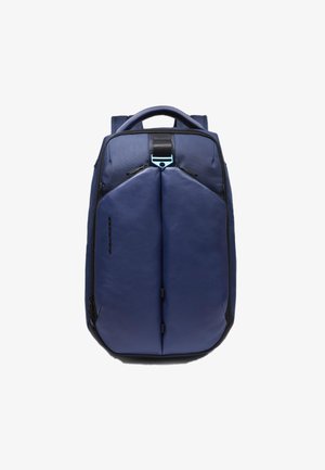 Donkerblauwe rugzak met een zachte, matte afwerking, voorzien van een gestructureerde vorm, vlakke voorkant en zwarte accenten. Ritssluitingen en een handvat aan de bovenkant.