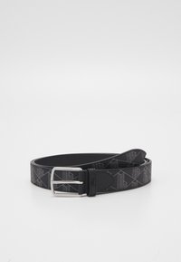 Curea din piele neagră cu un model geometric embosat, având o cataramă din metal argintiu și o căptușeală interioară netedă.