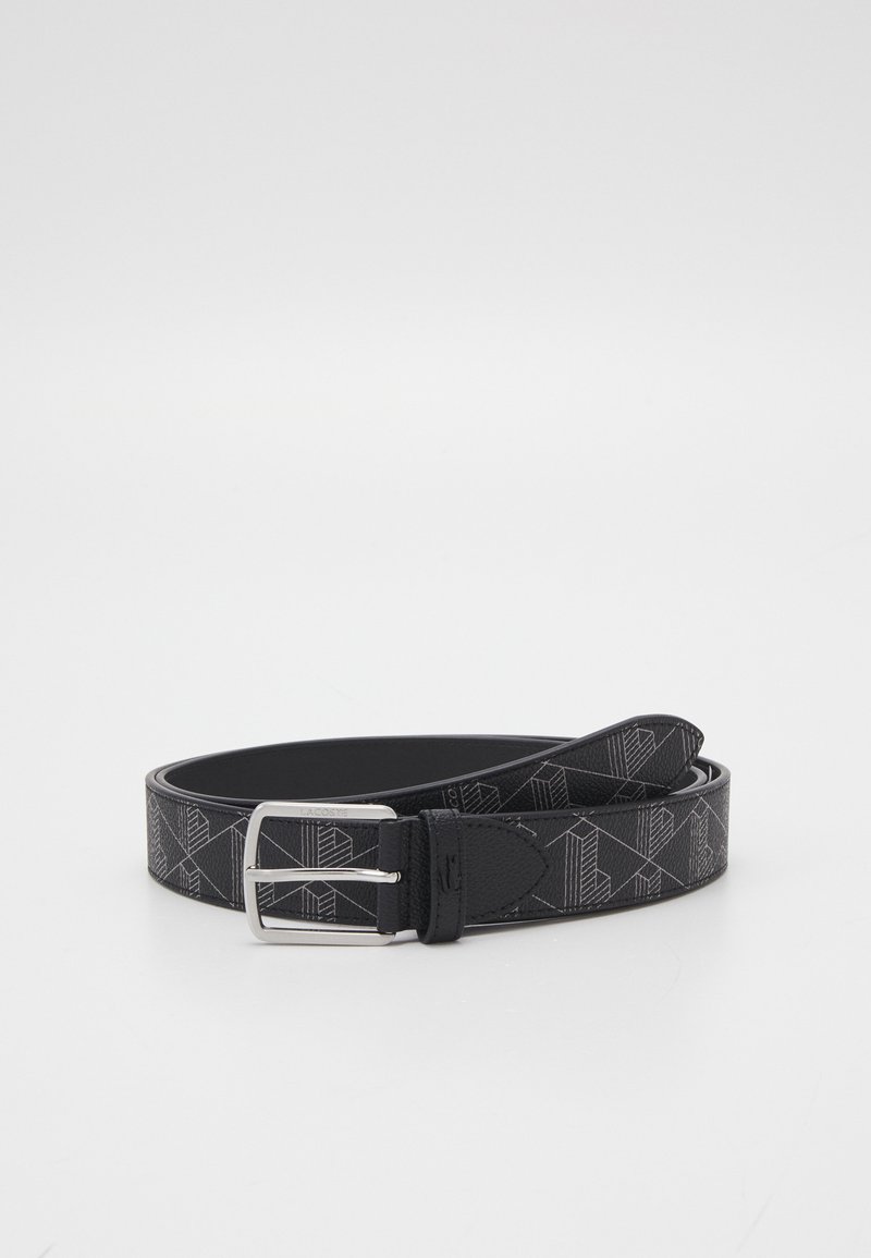 Curea din piele neagră cu un model geometric embosat, având o cataramă din metal argintiu și o căptușeală interioară netedă.