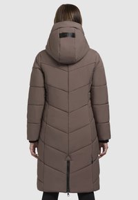 Brauner Puffer-Mantel mit Zickzacksteppung, abnehmbarer Kapuze und einem Reißverschluss am unteren Saum. Verfügt über ein Etikett auf der Rückseite.