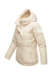 Doudoune beige clair matelassée avec capuche, présentant des détails de coutures verticales, deux poches latérales et un logo circulaire sur la manche gauche.