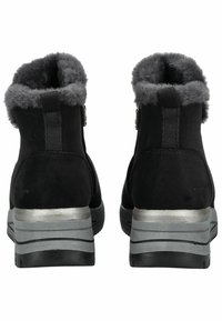 Bottes de cheville en daim noir avec un empiècement en fourrure grise, accent en argent sur le talon et semelle en caoutchouc texturé. Détail de fermeture éclair sur le côté.