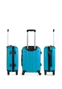 Maleta rígida azul con estrías verticales, asa telescópica, acentos negros y cuatro ruedas. Cuenta con un asa lateral y un cierre seguro.