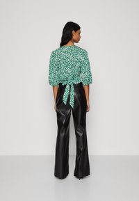 ONLY Petite ONLPELLA 3/4 WRAP - Top dugih rukava - abundant green