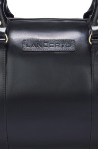 Czarna skórzana torba na ramię o gładkiej fakturze, w formie prostokąta, z złotymi detalami. Widocznie umieszczone wytłoczone logo "LANCERTO".