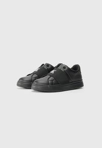Baskets noires en matériau synthétique avec une semelle rembourrée. Présentent une bande élastique sur le dessus et un logo sur le côté.