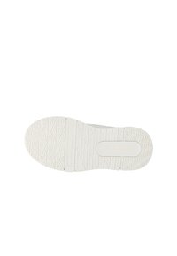 Semelle de basket blanche présentant un design en caoutchouc texturé avec des rainures et des encoches pour une meilleure adhérence, étiquetée "3RTK" sur le côté.