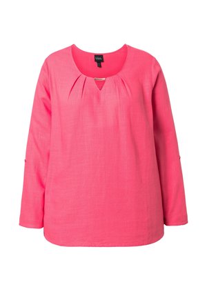 Blusa rosa de manga larga con escote redondo, pliegues en la parte delantera y pequeño detalle de barra metálica en el escote.