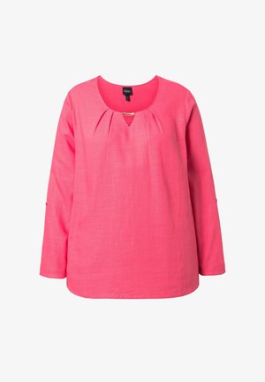 Różowa bluzka z długim rękawem, okrągłym dekoltem, plisami z przodu oraz małym metalowym detalem przy dekolcie.