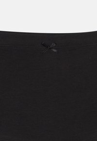 Μαύρο βαμβακερό hipster εσώρουχο με λείο υλικό, απλό σχέδιο και μικρό σατέν φιόγκο στη μέση.