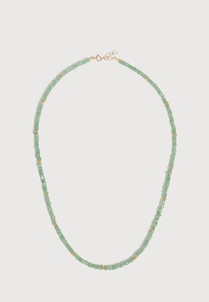 Delicata collana con piccole perle verdi sfaccettate distanziate da accenti dorati e chiusura in oro, mostrata su sfondo bianco.