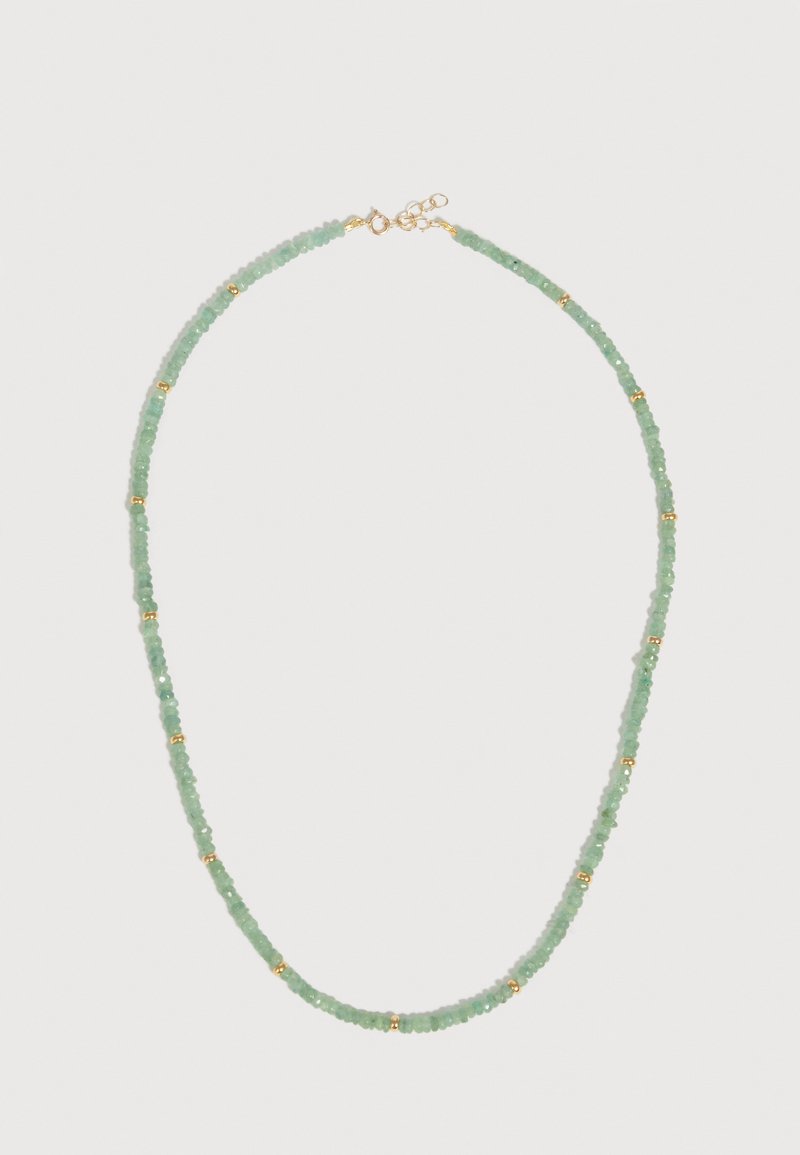 Λεπτό κολιέ με μικρές πράσινες φασέτες χάντρες, διακοσμημένο με χρυσές λεπτομέρειες και κούμπωμα χρυσού, εμφανίζεται σε λευκό φόντο.