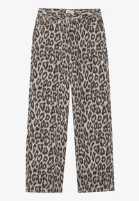 Jeans de ganga de perna larga com padrão de leopardo em bege e castanho escuro. Apresenta cintura, passantes para cinto e bolsos frontais.