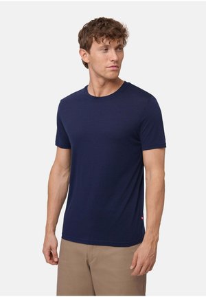 Mörkblå kortärmad t-shirt i mjukt material, med rund halsringning och en diskret logotyp på nedre vänstra sidan. Enkel och figurnära design.