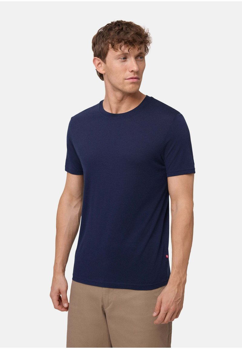 Dunkelblaues T-Shirt mit kurzen Ärmeln aus einem weichen Stoff, mit Rundhalsausschnitt und einem dezenten Logo auf der unteren linken Seite. Schlichtes und tailliertes Design.