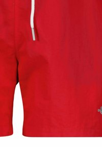 Rode zwembroek met trekkoorden en een zilveren pijpje, gladde textuur en minimale branding aan de zoom.