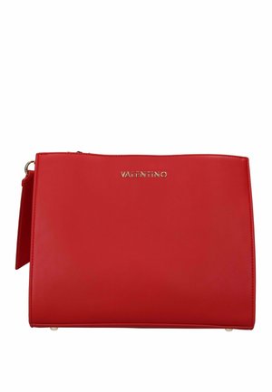 Borsa clutch Red Valentino a forma rettangolare, con texture liscia, scritte del logo in oro e piedini metallici agli angoli inferiori.