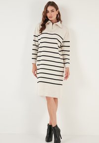 LELA REGULAR FIT - Rochie tricotată - cream/black