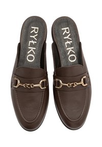 Hnědé kožené slip-on boty se zlatým řetízkem, kulatou špičkou, měkkou stélkou a značkováním RYŁKO na texturovaném interiéru.
