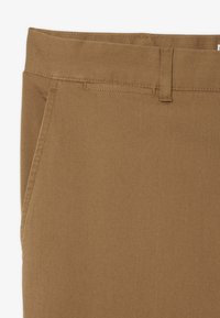 Pantalons évasés marron avec une texture lisse, dotés d'une taille simple, de poches latérales et de détails de couture soignés.