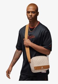 Jordan JAM MONOGRAM MINI MESSENGER BAG  - Taška cez plece - coconut milk