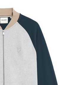 Grau und marineblau Zip-Jacke mit beigem Kragen, featuring ein dezentes Logo auf der Brust und kontrastierenden Ärmelfarben. Weiches Stoffgefühl.