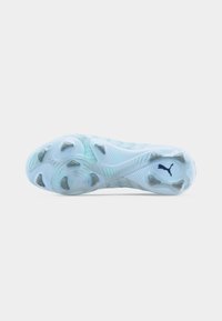 Διαφανής σόλα παπουτσιού με μπλε λογότυπο Puma, που διαθέτει διαφανείς καρφίτσες και υφή για καλύτερη πρόσφυση σε αθλητικούς χώρους.