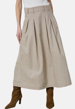 Falda midi plisada beige con trabillas para cinturón, combinada con botines marrones de ante con tacón y una camiseta blanca sin mangas, vista desde la cintura hasta los pies.