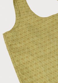 Zelena zgornja majica brez rokavov z vzorcem ponavljajočih se medsebojno prepletenih geometrijskih oblik in subtilnim logotipom "Coccinelle" po celotnem blagu.