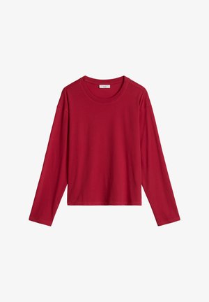 Rood shirt met lange mouwen en een ronde hals, eenvoudig design, rechte zoom en zichtbare stiknaden op de schouders tegen een witte achtergrond.