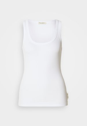 Λευκή ριγωτή φανέλα με στρογγυλή λαιμόκοψη και φαρδιές τιράντες. Διαθέτει ετικέτα με λογότυπο στο πλάι του τελειώματος. Κατασκευασμένη από μαλακό, ελαστικό ύφασμα.