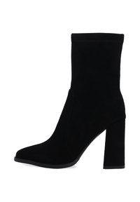 Černé semišové kotníkové boty s zužujícím se špičatým tvarem, vysokým blokovým podpatkem a upnutým svrškem. Obsahuje prošívání na manžetě.