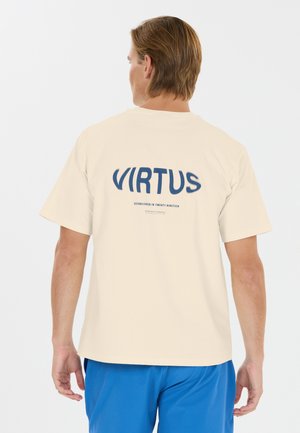 Mand iført en creme t-shirt med blå 'VIRTUS' tekst og blå shorts, set bagfra mod en ensfarvet hvid baggrund.