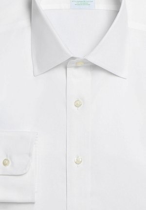 Camicia da uomo in cotone bianco con colletto classico a punta, texture delicata e bottoni in madreperla sulla parte anteriore e sui polsini.