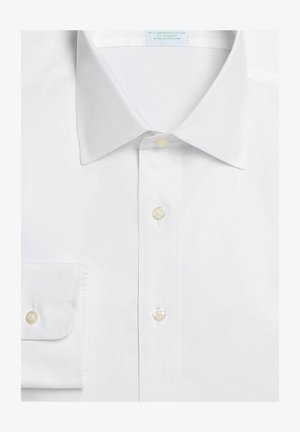 Biała bawełniana koszula z klasycznym kołnierzykiem typu spread, subtelną fakturą oraz perłowymi guzikami z przodu i przy mankietach.