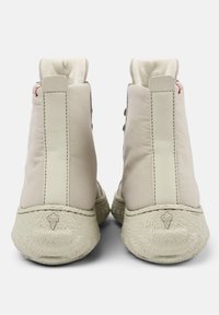 Vaaleanbeige high-top -lenkkarit nahkaa, joissa on muotopuolinen kumipohja, sileä takapaneeli, nauhakohdat ja logodetaili kantapäässä.