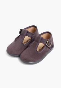 Zapatos de ante morados con punta redonda, talón cerrado y un diseño de tira en T que cuenta con una hebilla metálica. Suave textura con suelas flexibles.