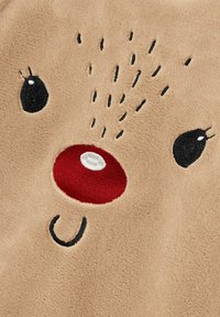 Tan plæde stof med ansigtet af en ren med sorte syede øjne, en rød næse og hvide detaljer. Blødt materiale med et enkelt design.