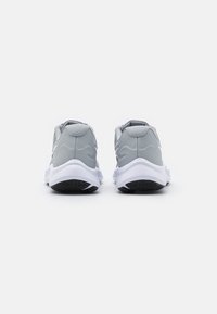 Nike Performance NIKE STAR RUNNER 3 (GS) - Scarpe da corsa su strada - light smoke grey/smoke grey/black