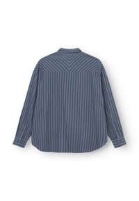 Langärmliges Hemd mit blauen Streifen, das vertikale Streifen und ein Zickzackmuster an den Schultern aufweist. Mit Knöpfen an den Manschetten und abgerundetem Saum.