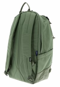 Mochila verde aceituna hecha de tejido duradero, con correas de hombro acolchadas, un asa superior y bolsillos laterales para almacenamiento adicional.
